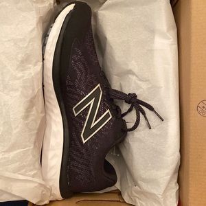 New Balance athletic shoe NWT
